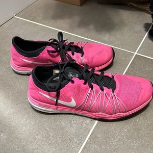 Nike Training Dual Fusion Hit Sneakers